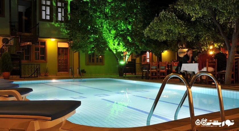 استخر روباز هتل در شب